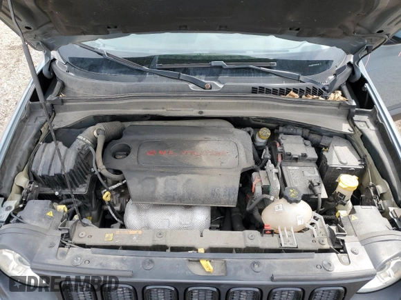 2017 Jeep Renegade Latitude z VIN ZACCJABB7HPG01636, wystawiony jako Copart lot #55646815 z przebiegiem 79 194 mil mil oraz Szkoda całkowita • Salvage title. Historia ofert i sprzedaży dostępna na DreamBid. Obrazek 12.