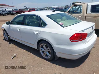 2014 Volkswagen Passat SEL Premium z VIN 1VWCN7A37EC077905, wystawiony jako IAAI lot #42421674 z przebiegiem 83 889 mil mil oraz . Historia ofert i sprzedaży dostępna na DreamBid. Obrazek 3.