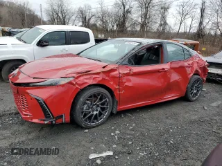 2025 Toyota Camry LE z VIN 4T1DBADK7SU010111, wystawiony jako Copart lot #49483295 z przebiegiem 2 765 mil mil oraz Szkoda całkowita • Salvage title. Historia ofert i sprzedaży dostępna na DreamBid. Obrazek 1.