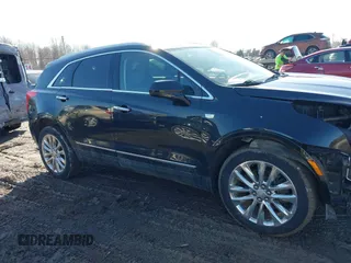 2019 Cadillac XT5 Premium Luxury AWD z VIN 1GYKNFRS1KZ250468, wystawiony jako IAAI lot #41764152 z przebiegiem 107 918 mil mil oraz . Historia ofert i sprzedaży dostępna na DreamBid. Obrazek 13.