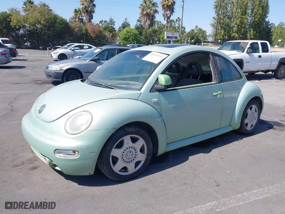 2000 Volkswagen New Beetle GLX with VIN 3VWDD21C9YM430092, listed as a IAAI auction lot 40222232 with 1 mi miles. Bid and sale history available at carsss.com. Image 2.