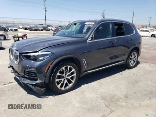 2021 BMW X5 sDrive40i z VIN 5UXCR4C02M9G93906, wystawiony jako Copart lot #63986844 z przebiegiem 32 411 mil mil oraz Szkoda całkowita • Salvage title. Historia ofert i sprzedaży dostępna na DreamBid. Obrazek 1.