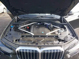 2025 BMW X7 xDrive40i z VIN 5UX23EM01S9Y67220, wystawiony jako IAAI lot #41722504 z przebiegiem 7 522 mil mil oraz . Historia ofert i sprzedaży dostępna na DreamBid. Obrazek 10.