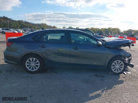 2021 Kia Forte LXS with VIN 3KPF24AD9ME301716, listed as a IAAI auction lot 40767290 with 1 mi miles. Bid and sale history available at carsss.com. Image 13.