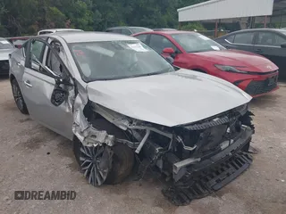 2025 Nissan Altima SV z VIN 1N4BL4DV5SN366352, wystawiony jako IAAI lot #42417946 z przebiegiem 4 894 mil mil oraz . Historia ofert i sprzedaży dostępna na DreamBid. Obrazek 1.