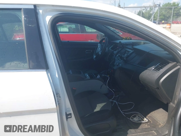 2013 Ford Police Interceptor z VIN 1FAHP2M8XDG127013, wystawiony jako IAAI lot #42692806 z przebiegiem 265 436 mil mil oraz . Historia ofert i sprzedaży dostępna na DreamBid. Obrazek 5.