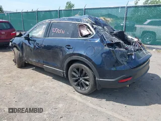 2023 Mazda CX-9 Touring Plus z VIN JM3TCBAY3P0637700, wystawiony jako IAAI lot #42576531 z przebiegiem 19 483 mil mil oraz . Historia ofert i sprzedaży dostępna na DreamBid. Obrazek 3.