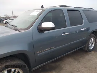 2008 Chevrolet Suburban LTZ with VIN 3GNFK16308G140995, listed as a IAAI auction lot 41720903 with 260,001 mi miles. Bid and sale history available at carsss.com. Image 6.