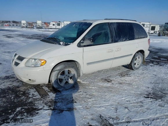 2005 Dodge Caravan SXT with VIN 1D4GP45R75B221389, listed as a IAAI auction lot 41521514 with 179,643 mi miles. Bid and sale history available at carsss.com. Image 2.