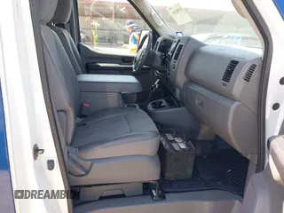 2018 Nissan NV Cargo SV z VIN 1N6AF0LYXJN809818, wystawiony jako IAAI lot #41882662 z przebiegiem 109 329 mil mil oraz . Historia ofert i sprzedaży dostępna na DreamBid. Obrazek 5.