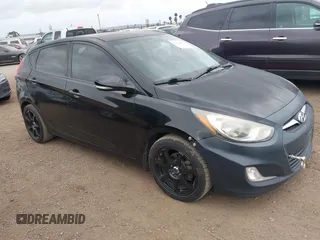 2013 Hyundai Accent SE z VIN KMHCU5AE0DU085585, wystawiony jako IAAI lot #42130891 z przebiegiem 202 059 mil mil oraz . Historia ofert i sprzedaży dostępna na DreamBid. Obrazek 1.