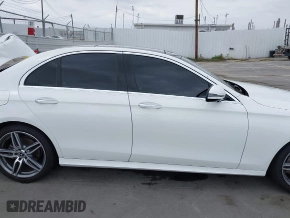 2019 Mercedes-Benz E 300 z VIN WDDZF4JB9KA611936, wystawiony jako IAAI lot #42101144 z przebiegiem 82 805 mil mil oraz . Historia ofert i sprzedaży dostępna na DreamBid. Obrazek 13.