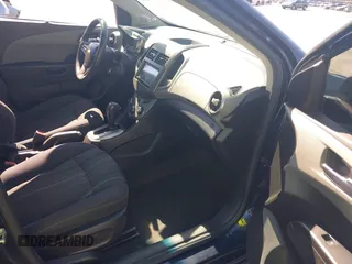 2015 Chevrolet Sonic LT z VIN 1G1JC5SB5F4177676, wystawiony jako IAAI lot #42230662 z przebiegiem 155 884 mil mil oraz . Historia ofert i sprzedaży dostępna na DreamBid. Obrazek 5.