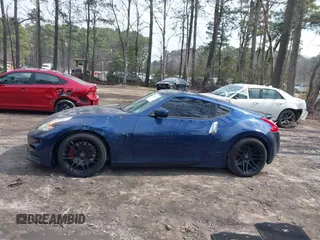 2014 Nissan 370Z Nismo z VIN JN1AZ4EH0EM631950, wystawiony jako IAAI lot #41685567 z przebiegiem 103 282 mil mil oraz . Historia ofert i sprzedaży dostępna na DreamBid. Obrazek 14.