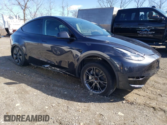 2024 Tesla Model Y with VIN 7SAYGDED3RF114643, listed as a Copart auction lot 56557075 with 3,021 mi miles and Salvage Title. Bid and sale history available at DreamBid. Image 4.