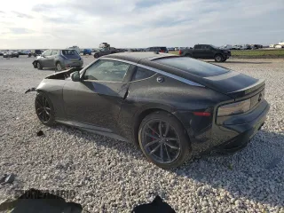 2024 Nissan Z Performance с VIN JN1BZ4BH3RM366584, выставлен на аукционе Copart как лот 49207535 с пробегом 4 936 миль миль и Списание • Salvage title. История ставок и продаж доступна на DreamBid. Изображение 2.
