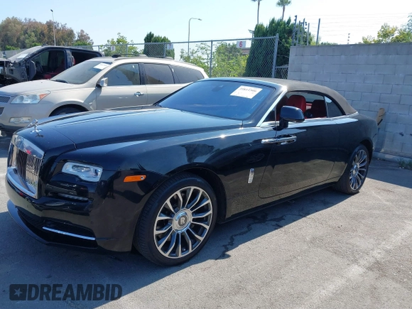 2018 Rolls-Royce Dawn z VIN SCA666D59JU115652, wystawiony jako IAAI lot #39811506 z przebiegiem 21 608 mil mil oraz . Historia ofert i sprzedaży dostępna na DreamBid. Obrazek 17.