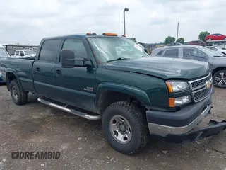 2005 Chevrolet Silverado 3500 SRW LT z VIN 1GCHK33255F889197, wystawiony jako IAAI lot #42454623 z przebiegiem 452 586 mil mil oraz . Historia ofert i sprzedaży dostępna na DreamBid. Obrazek 1.