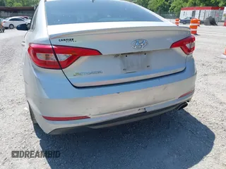 2015 Hyundai Sonata SE z VIN 5NPE24AF4FH082871, wystawiony jako IAAI lot #42415481 z przebiegiem 174 532 mil mil oraz . Historia ofert i sprzedaży dostępna na DreamBid. Obrazek 6.
