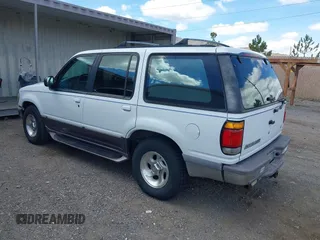 1995 Ford Explorer Eddie Bauer z VIN 1FMDU34X5SZB70346, wystawiony jako IAAI lot #42277331 z przebiegiem 131 026 mil mil oraz . Historia ofert i sprzedaży dostępna na DreamBid. Obrazek 3.