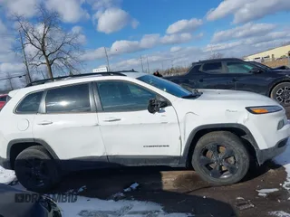 2018 Jeep Cherokee Latitude z VIN 1C4PJMCB1JD589697, wystawiony jako IAAI lot #41541689 z przebiegiem 131 694 mil mil oraz . Historia ofert i sprzedaży dostępna na DreamBid. Obrazek 13.