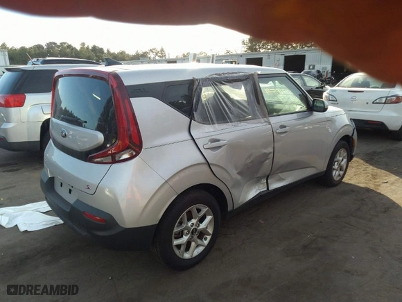 2020 Kia Soul LX with VIN KNDJ23AU8L7108900, listed as a IAAI auction lot 31271971 with 5,551 mi miles. Bid and sale history available at carsss.com. Image 4.