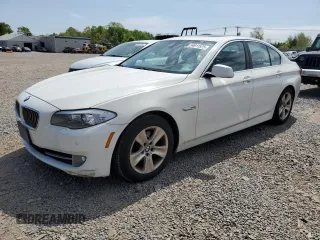2013 BMW 5 Series 528i xDrive z VIN WBAXH5C52DDW15592, wystawiony jako Copart lot #54911575 z przebiegiem 145 046 mil mil oraz Czysty tytuł • Clean title. Historia ofert i sprzedaży dostępna na DreamBid. Obrazek 1.