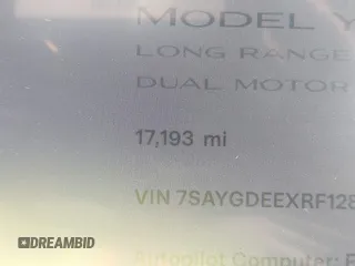 2024 Tesla Model Y Long Range z VIN 7SAYGDEEXRF128967, wystawiony jako IAAI lot #42216304 z przebiegiem 17 193 mil mil oraz . Historia ofert i sprzedaży dostępna na DreamBid. Obrazek 16.