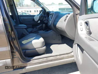 2006 Ford Escape XLT with VIN 1FMCU03116KB57387, listed as a IAAI auction lot 41813041 with 180,417 mi miles. Bid and sale history available at carsss.com. Image 5.