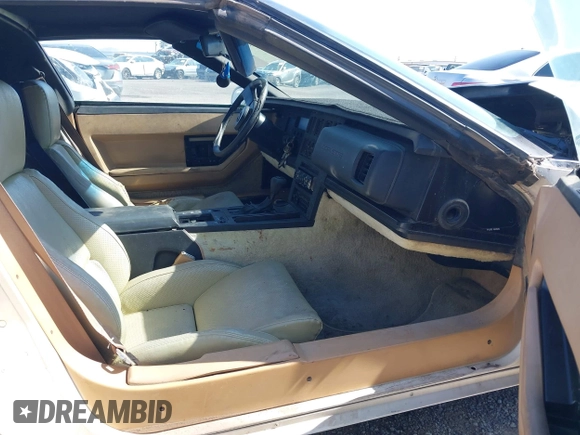 1984 Chevrolet Corvette z VIN 1G1AY0781E5110079, wystawiony jako IAAI lot #42416346 z przebiegiem 152 345 mil mil oraz . Historia ofert i sprzedaży dostępna na DreamBid. Obrazek 5.