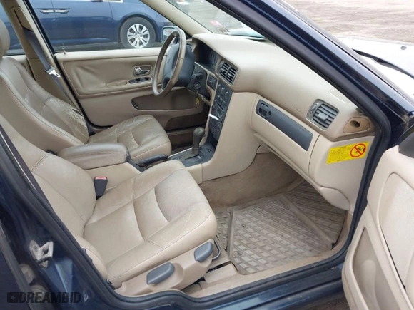 2000 Volvo S70 with VIN YV1LS61J4Y2627389, listed as a IAAI auction lot 41486320 with 247,450 mi miles. Bid and sale history available at carsss.com. Image 5.