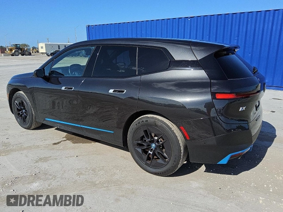 2024 BMW iX xDrive50 z VIN WB523CF05RCS00114, wystawiony jako Copart lot #56997255 z przebiegiem 12 548 mil mil oraz Czysty tytuł • Clean title. Historia ofert i sprzedaży dostępna na DreamBid. Obrazek 2.
