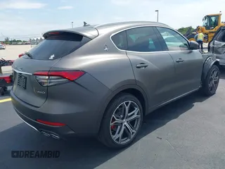 2021 Maserati Levante S with VIN ZN661YULXMX372645, listed as a IAAI auction lot 42245612 with 22,162 mi miles and . Bid and sale history available at DreamBid. Image 4.