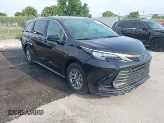 2025 Toyota Sienna LE z VIN 5TDKRKEC0SS237116, wystawiony jako IAAI lot #42384873 z przebiegiem 9 943 mil mil oraz . Historia ofert i sprzedaży dostępna na DreamBid. Obrazek 1.