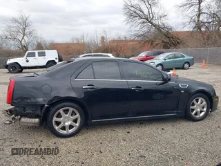 2011 Cadillac STS RWD z VIN 1G6DW6ED8B0159384, wystawiony jako IAAI lot #41840796 z przebiegiem 209 953 mil mil oraz . Historia ofert i sprzedaży dostępna na DreamBid. Obrazek 14.