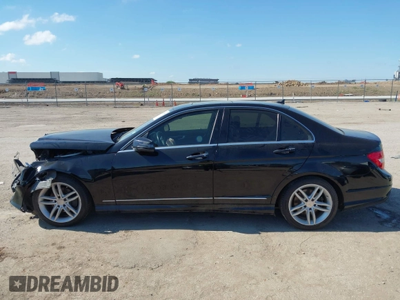 2014 Mercedes-Benz C 250 Sport z VIN WDDGF4HB3EG205312, wystawiony jako IAAI lot #42187909 z przebiegiem 136 079 mil mil oraz . Historia ofert i sprzedaży dostępna na DreamBid. Obrazek 14.