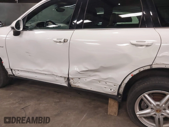 2015 Porsche Cayenne Diesel with VIN WP1AF2A24FLA38044, listed as a IAAI auction lot 41741695 with 114,214 mi miles and . Bid and sale history available at DreamBid. Image 18.