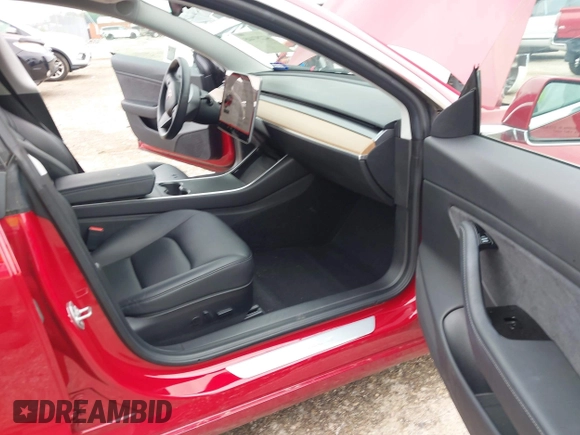2018 Tesla Model 3 Long Range Battery z VIN 5YJ3E1EB8JF119898, wystawiony jako IAAI lot #42297445 z przebiegiem 29 555 mil mil oraz . Historia ofert i sprzedaży dostępna na DreamBid. Obrazek 5.