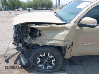 2017 Toyota Tacoma SR5 z VIN 3TMAZ5CN8HM039863, wystawiony jako IAAI lot #42384198 z przebiegiem 53 142 mil mil oraz . Historia ofert i sprzedaży dostępna na DreamBid. Obrazek 6.