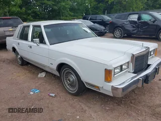 1989 Lincoln Town Car z VIN 1LNBM81F5KY813302, wystawiony jako IAAI lot #42412831 z przebiegiem 76 138 mil mil oraz . Historia ofert i sprzedaży dostępna na DreamBid. Obrazek 1.