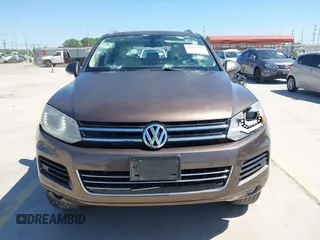 2012 Volkswagen Touareg Sport z VIN WVGFK9BPXCD000566, wystawiony jako IAAI lot #41971781 z przebiegiem 234 574 mil mil oraz . Historia ofert i sprzedaży dostępna na DreamBid. Obrazek 12.
