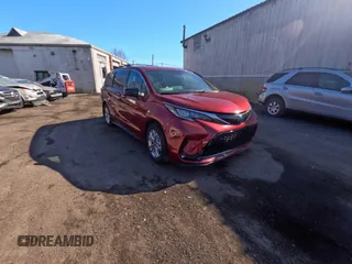 2022 Toyota Sienna XSE z VIN 5TDDSKFC6NS057039, wystawiony jako Copart lot #48361885 z przebiegiem 39 735 mil mil oraz Czysty tytuł • Clean title. Historia ofert i sprzedaży dostępna na DreamBid. Obrazek 1.