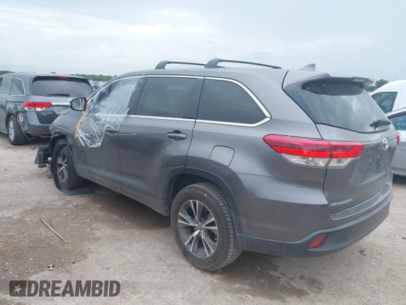 2018 Toyota Highlander LE with VIN 5TDZZRFH0JS236919, listed as a IAAI auction lot 42642151 with 121,266 mi miles and . Bid and sale history available at DreamBid. Image 3.