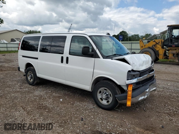 2017 Chevrolet Express Passenger LT z VIN 1GAZGMFG3H1258512, wystawiony jako Copart lot #62822304 z przebiegiem 56 009 mil mil oraz Nie do naprawy • Non repairable. Historia ofert i sprzedaży dostępna na DreamBid. Obrazek 4.