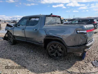 2025 Rivian R1T Adventure z VIN 7FCTGBAA6SN035587, wystawiony jako Copart lot #49142625 z przebiegiem Nie podano mil oraz Szkody całkowita. Historia ofert i sprzedaży dostępna na DreamBid. Obrazek 2.