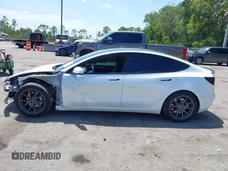 2022 Tesla Model 3 Long Range z VIN 5YJ3E1EB4NF163001, wystawiony jako IAAI lot #42211705 z przebiegiem 53 487 mil mil oraz . Historia ofert i sprzedaży dostępna na DreamBid. Obrazek 15.