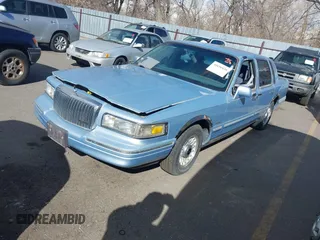 1997 Lincoln Town Car Executive z VIN 1LNLM81W4VY750458, wystawiony jako IAAI lot #41656839 z przebiegiem 150 569 mil mil oraz . Historia ofert i sprzedaży dostępna na DreamBid. Obrazek 2.