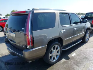 2012 Cadillac Escalade Luxury z VIN 1GYS3BEF0CR214599, wystawiony jako IAAI lot #42018268 z przebiegiem 162 583 mil mil oraz . Historia ofert i sprzedaży dostępna na DreamBid. Obrazek 4.