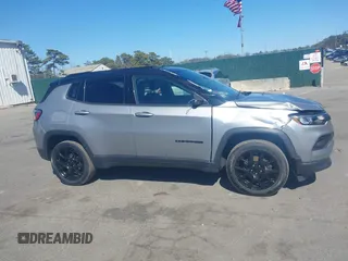 2022 Jeep Compass Latitude z VIN 3C4NJDBB4NT197015, wystawiony jako IAAI lot #42074901 z przebiegiem 61 498 mil mil oraz . Historia ofert i sprzedaży dostępna na DreamBid. Obrazek 13.