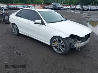 2013 Mercedes-Benz C 300 Sport z VIN WDDGF8AB5DR254208, wystawiony jako IAAI lot #42514422 z przebiegiem 124 066 mil mil oraz . Historia ofert i sprzedaży dostępna na DreamBid. Obrazek 1.